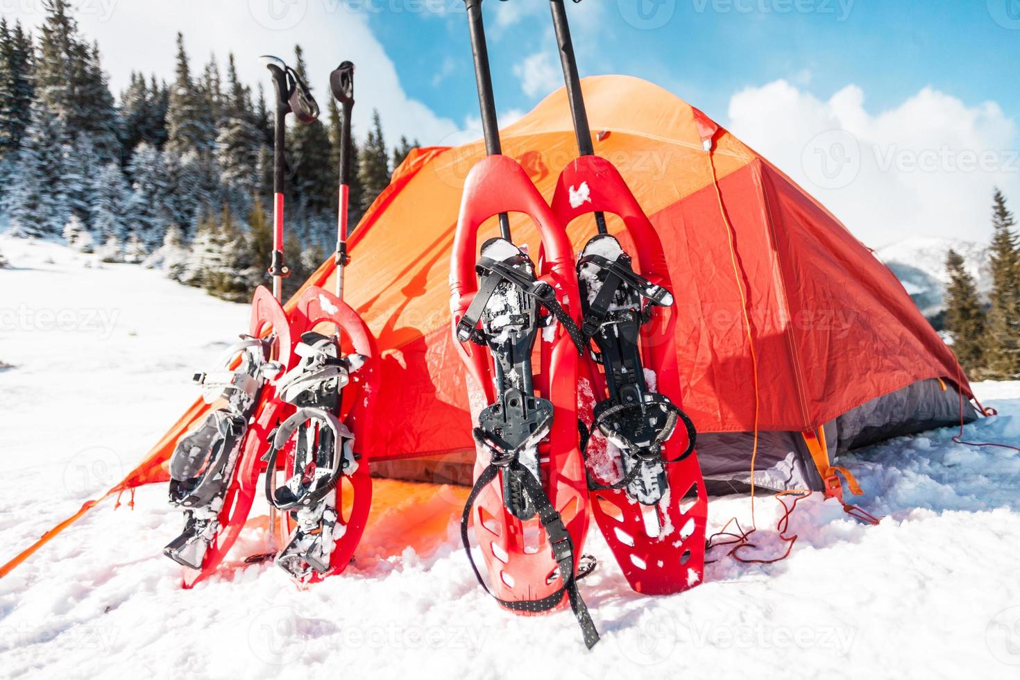 acampar no inverno nas montanhas. foto