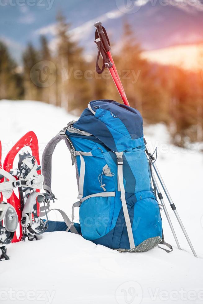 mochila, raquetes de neve e bastões de trekking. foto