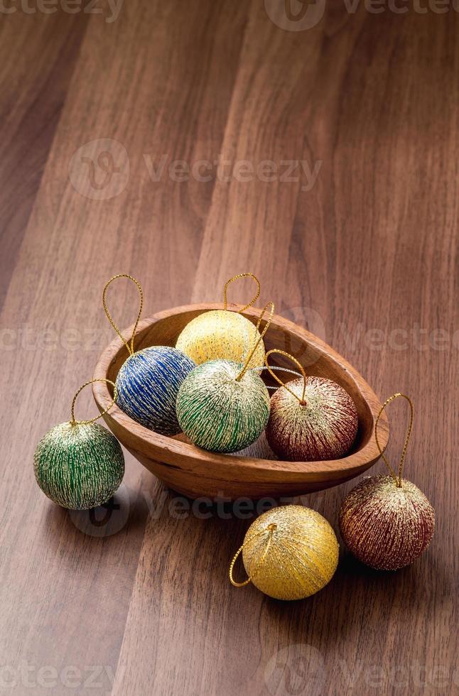 bolas de decoração de natal na mesa de madeira foto