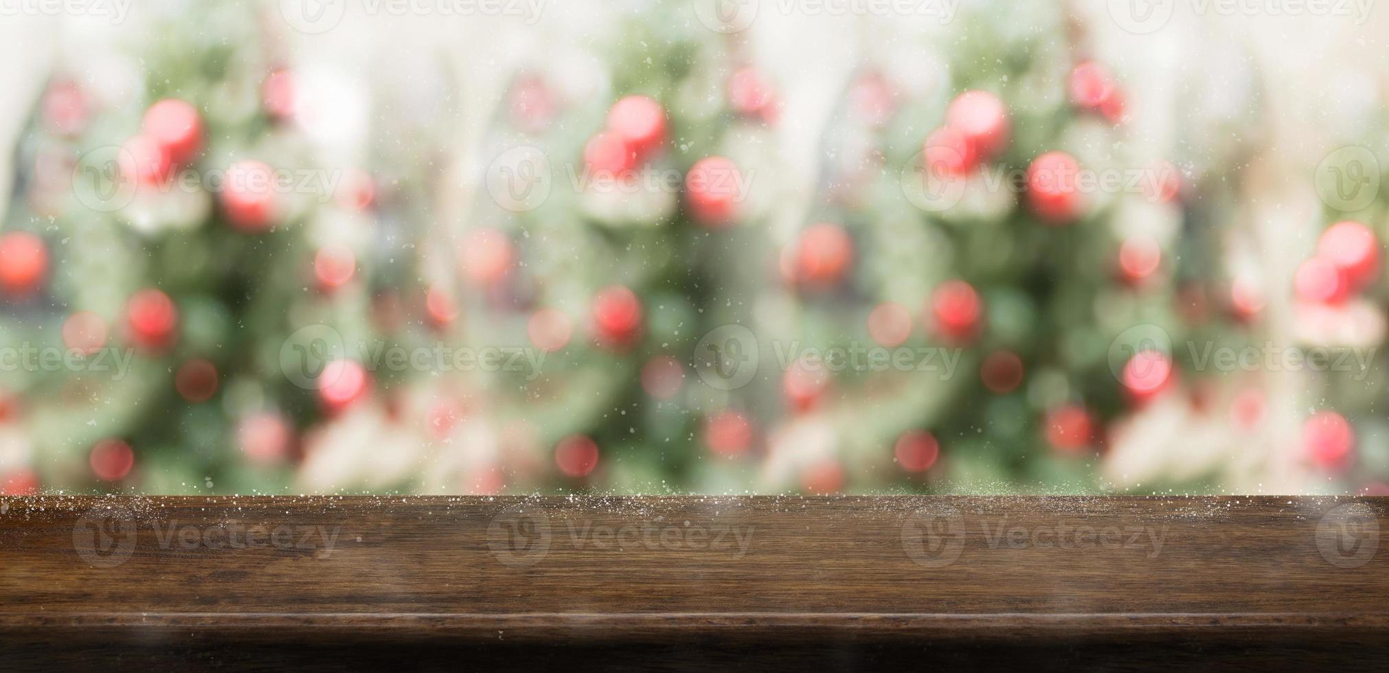 tampo de mesa de madeira rústica vazia com borrão abstrato bola de decoração vermelha de árvore de natal a foto