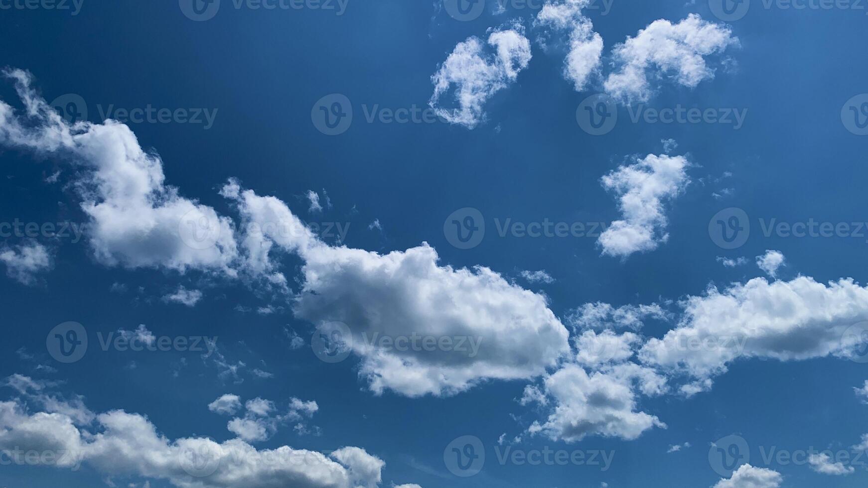 uma azul céu com nuvens e uma poucos branco nuvens foto