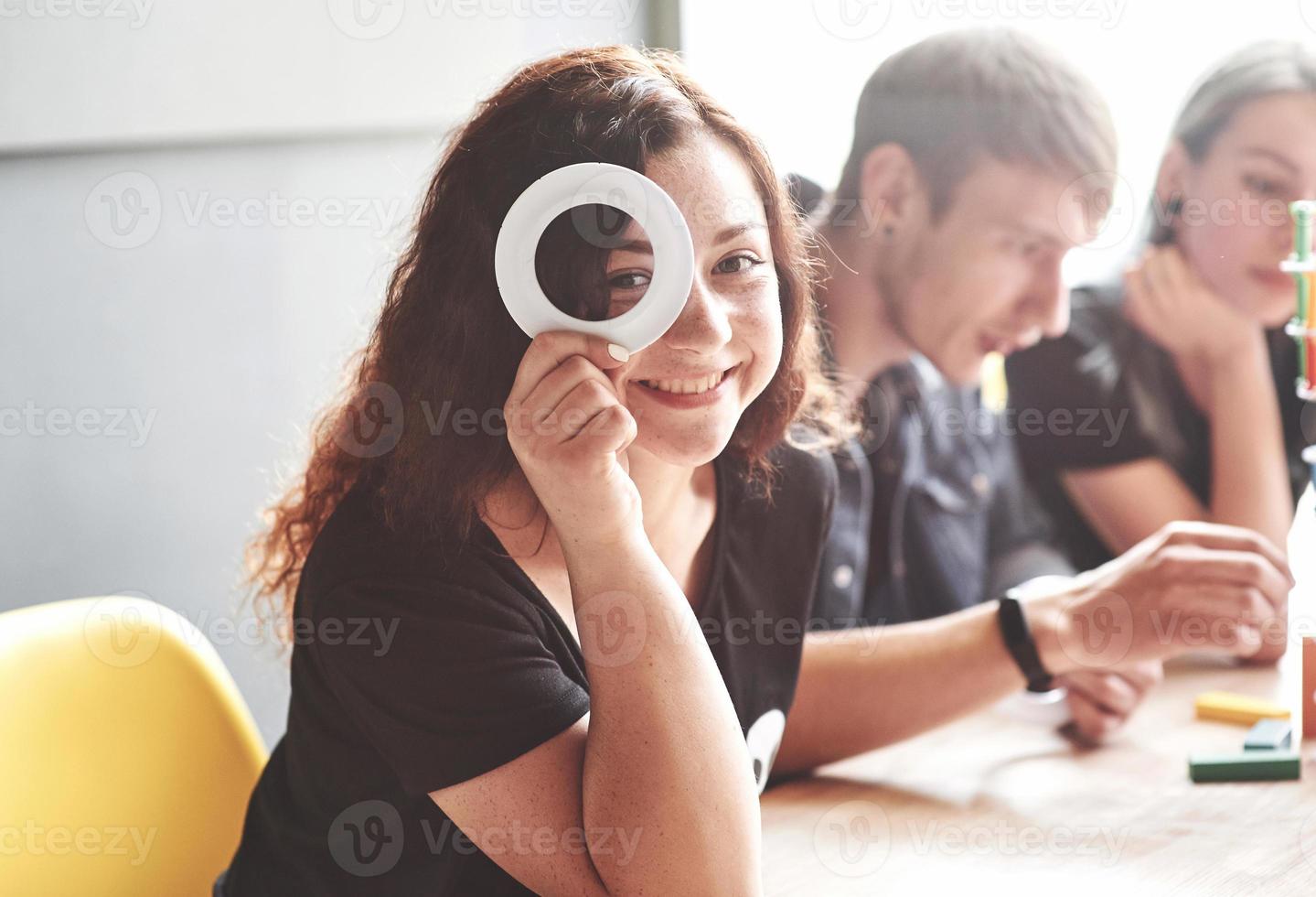 um grupo de amigos criativos, pesando enquanto jogava jogos de tabuleiro foto