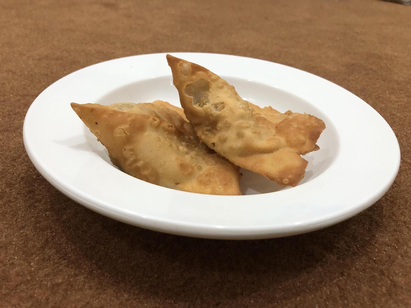 fresco delicioso crocantes dois samosas em branco placa, topo visualizar, isolado foto