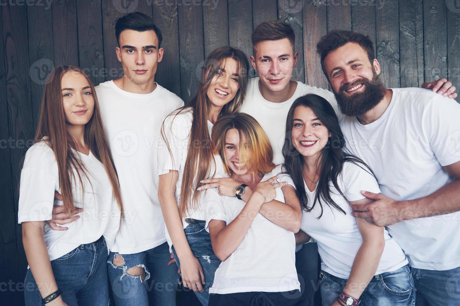 festa com amigos. grupo de jovens alegres se divertindo juntos e comemorando algo foto