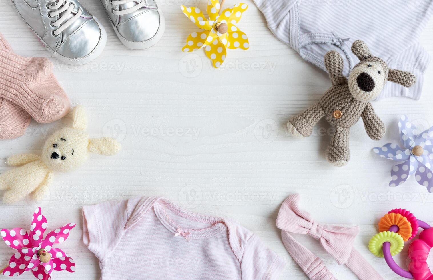 bebê roupas com tricotado brinquedos cachorro e coelho, brinquedo moinhos de vento e bebê sapatos e acessórios. foto