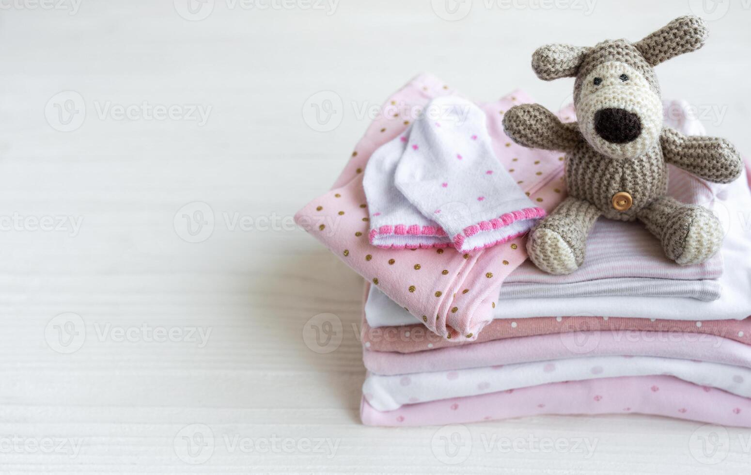 pilha do bebê roupas, meias e tricotado brinquedo foto