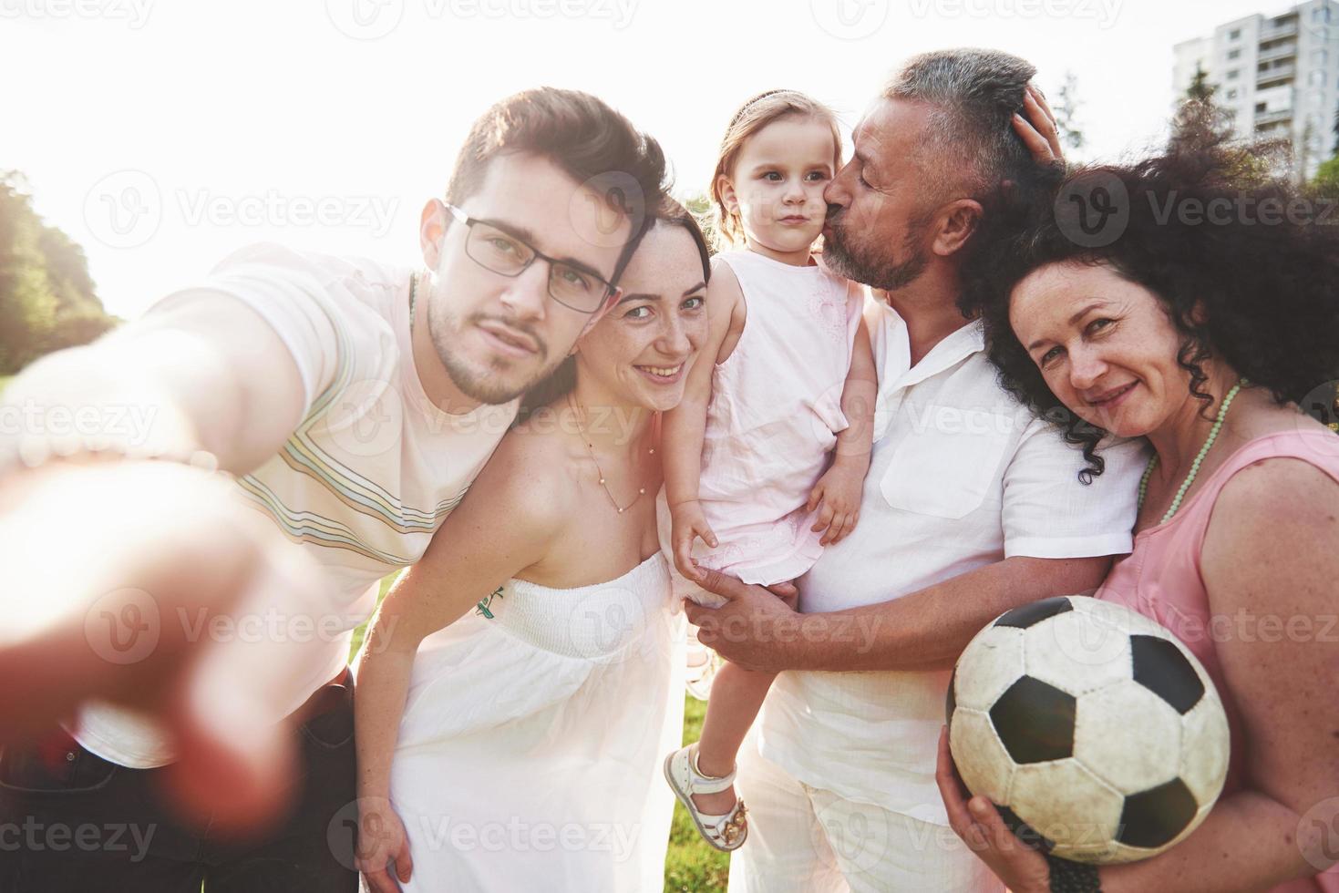 alegre família ativa se divertindo no campo num dia de verão. foto