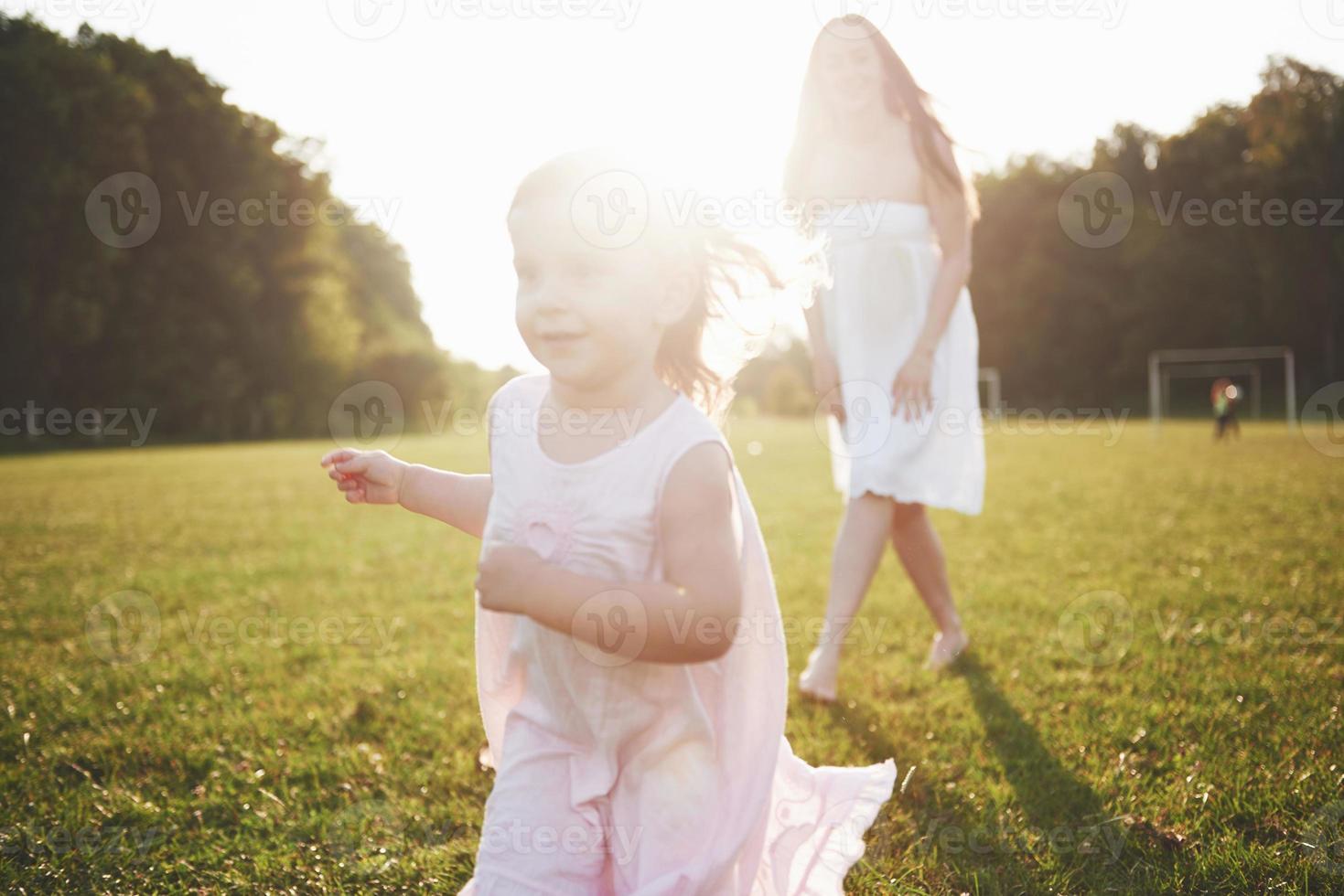 menina com a mãe em um dia ensolarado de verão. foto