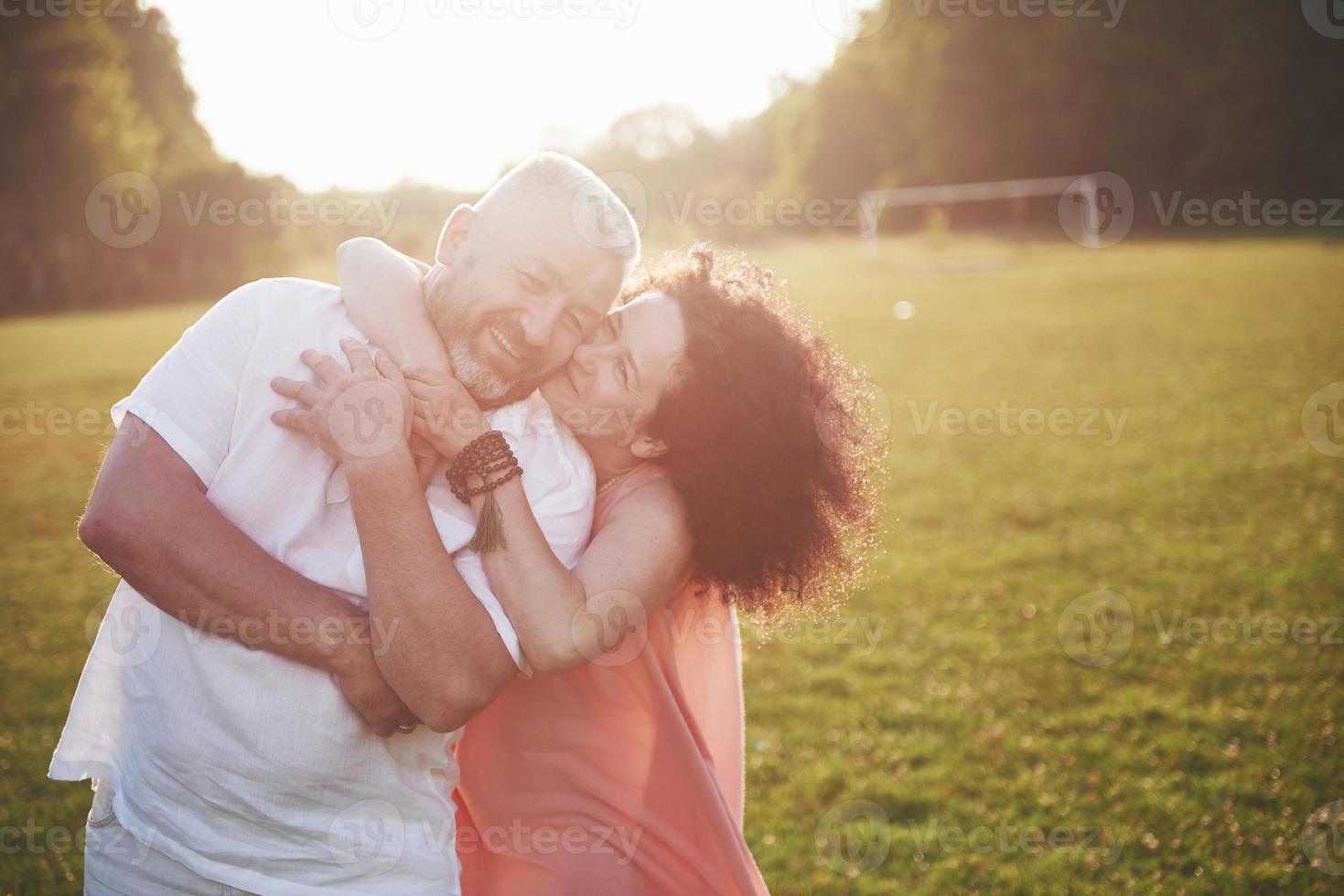 casal feliz velho verão sorrindo para o parque em um dia ensolarado. foto