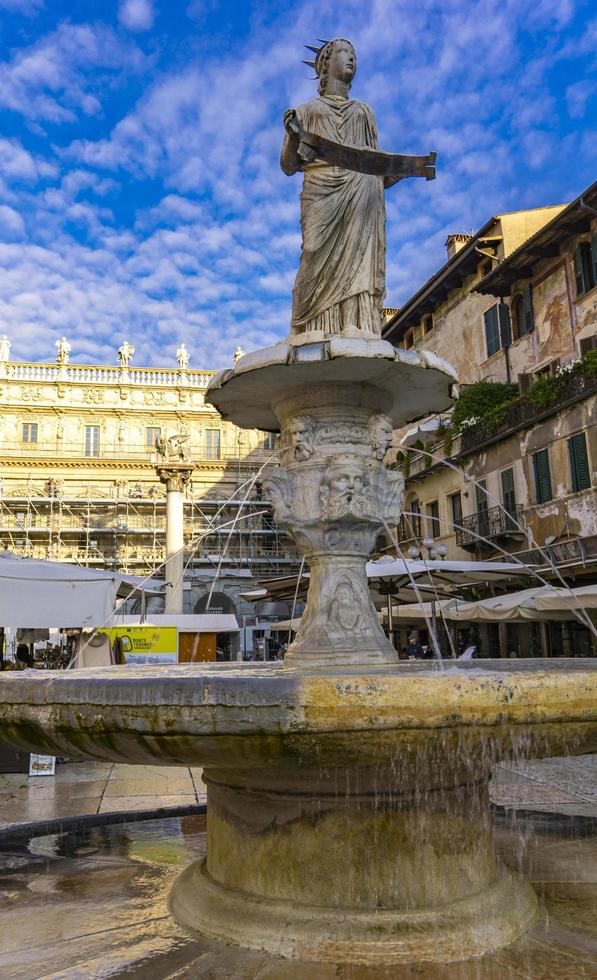 verona, itália, 11 de outubro de 2019 - fonte de nossa senhora verona na piazza delle erbe em verona, itália. fonte foi construída em 1368 por cansignorio della scala. foto