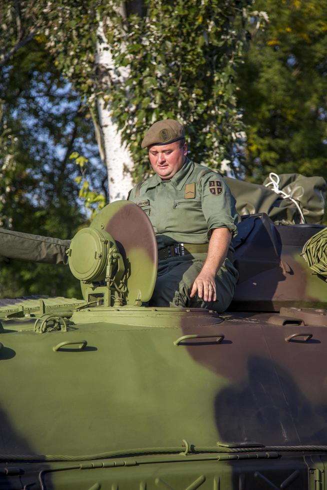 belgrado, sérvia, 10 de outubro de 2014 - soldado não identificado no veículo de combate de infantaria bvp m-80a das forças armadas sérvias, preparando-se para marcar o 70º aniversário da libertação de belgrado no wwii. foto