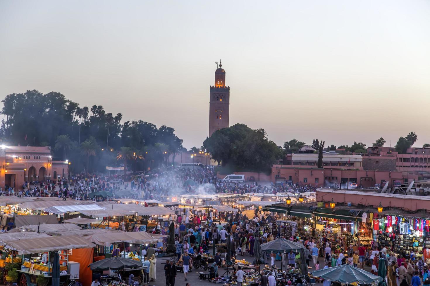 marrakesh, marrocos, 11 de setembro de 2014 - pessoas não identificadas em jeema el fna em marrakesh, marrocos. jeema el fna recebeu rótulo da unesco de obras-primas do patrimônio oral e imaterial da humanidade. foto