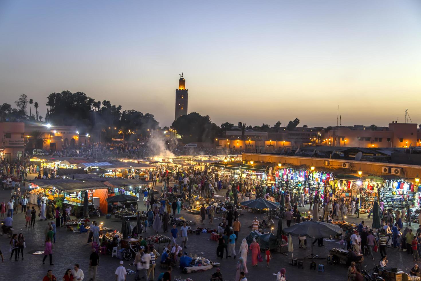 marrakesh, marrocos, 11 de setembro de 2014 - pessoas não identificadas em jeema el fna em marrakesh, marrocos. jeema el fna recebeu rótulo da unesco de obras-primas do patrimônio oral e imaterial da humanidade. foto