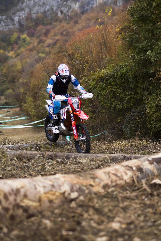 soko banja, sérvia, 20 de outubro de 2018 - piloto não identificado na corrida de enduro difícil em soko banja, sérvia. esta corrida de moto offroad ocorreu de 20 a 21 de outubro de 2018. foto