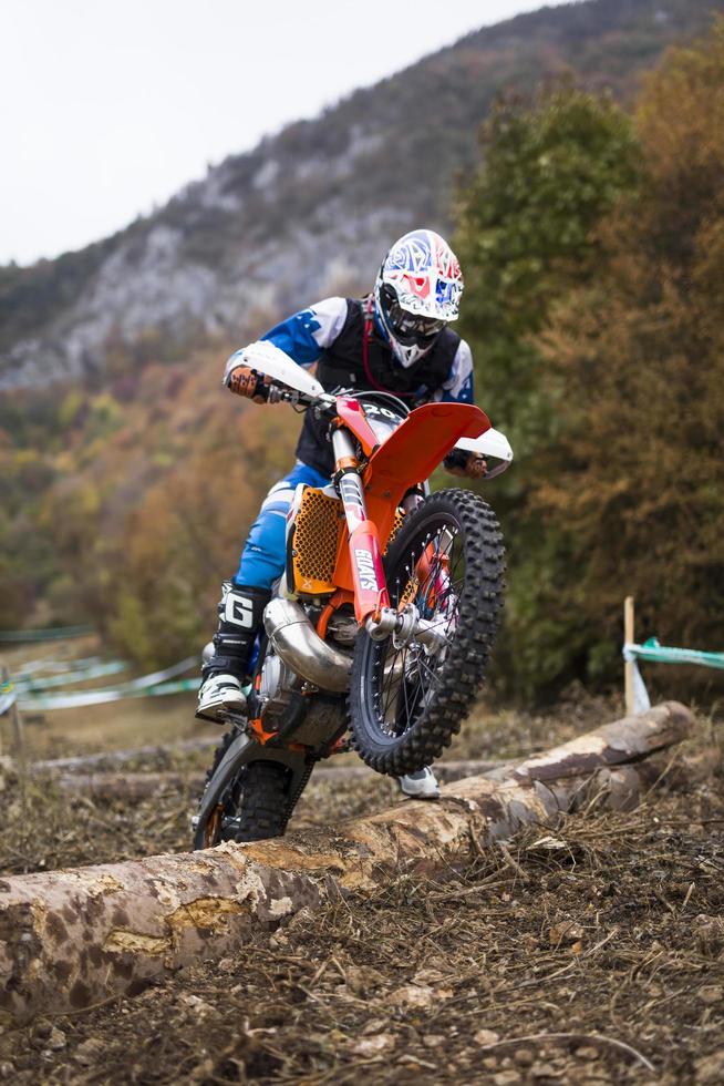 soko banja, sérvia, 20 de outubro de 2018 - piloto não identificado na corrida de enduro difícil em soko banja, sérvia. esta corrida de moto offroad ocorreu de 20 a 21 de outubro de 2018. foto