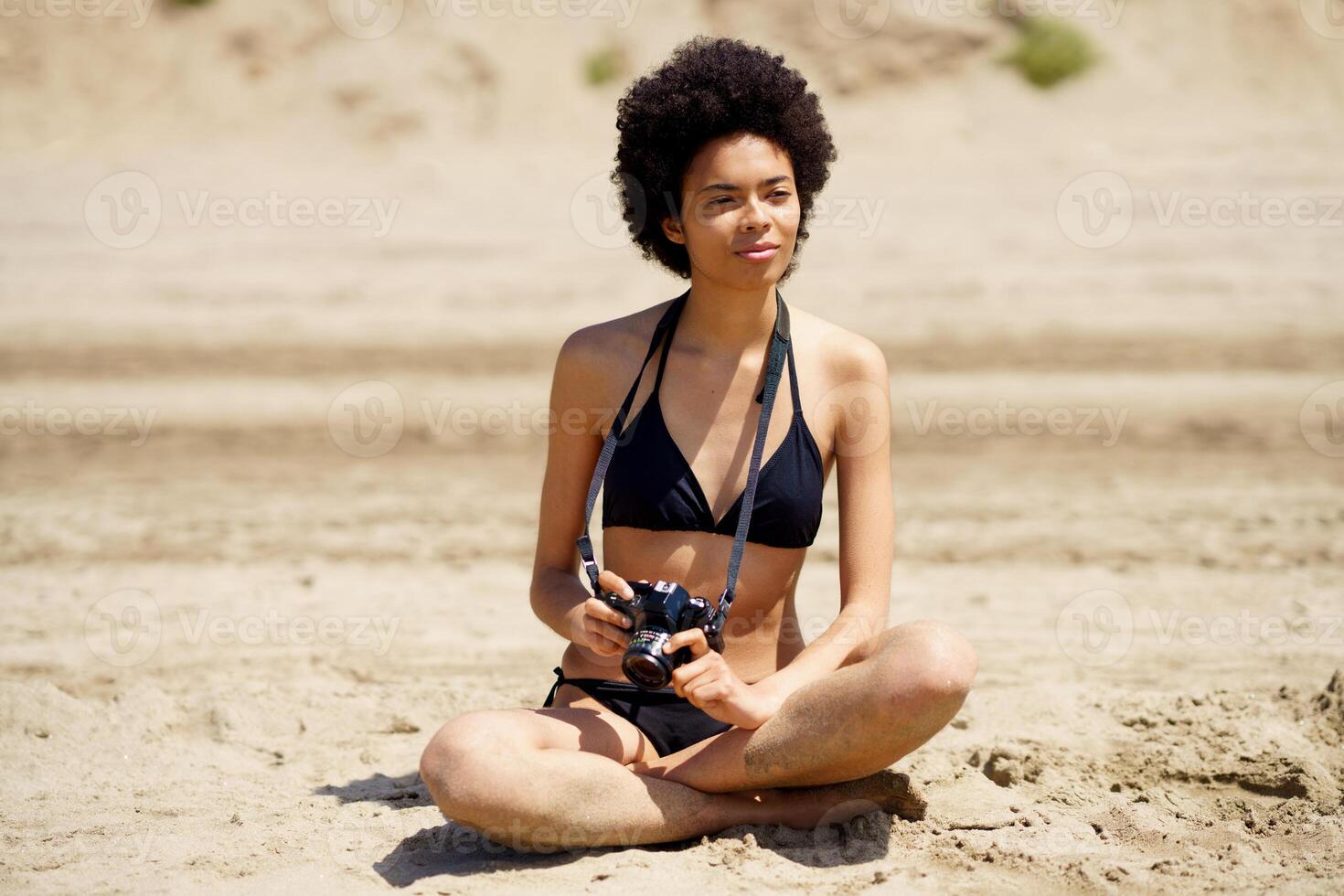 Preto fotógrafo dentro bikini em de praia foto