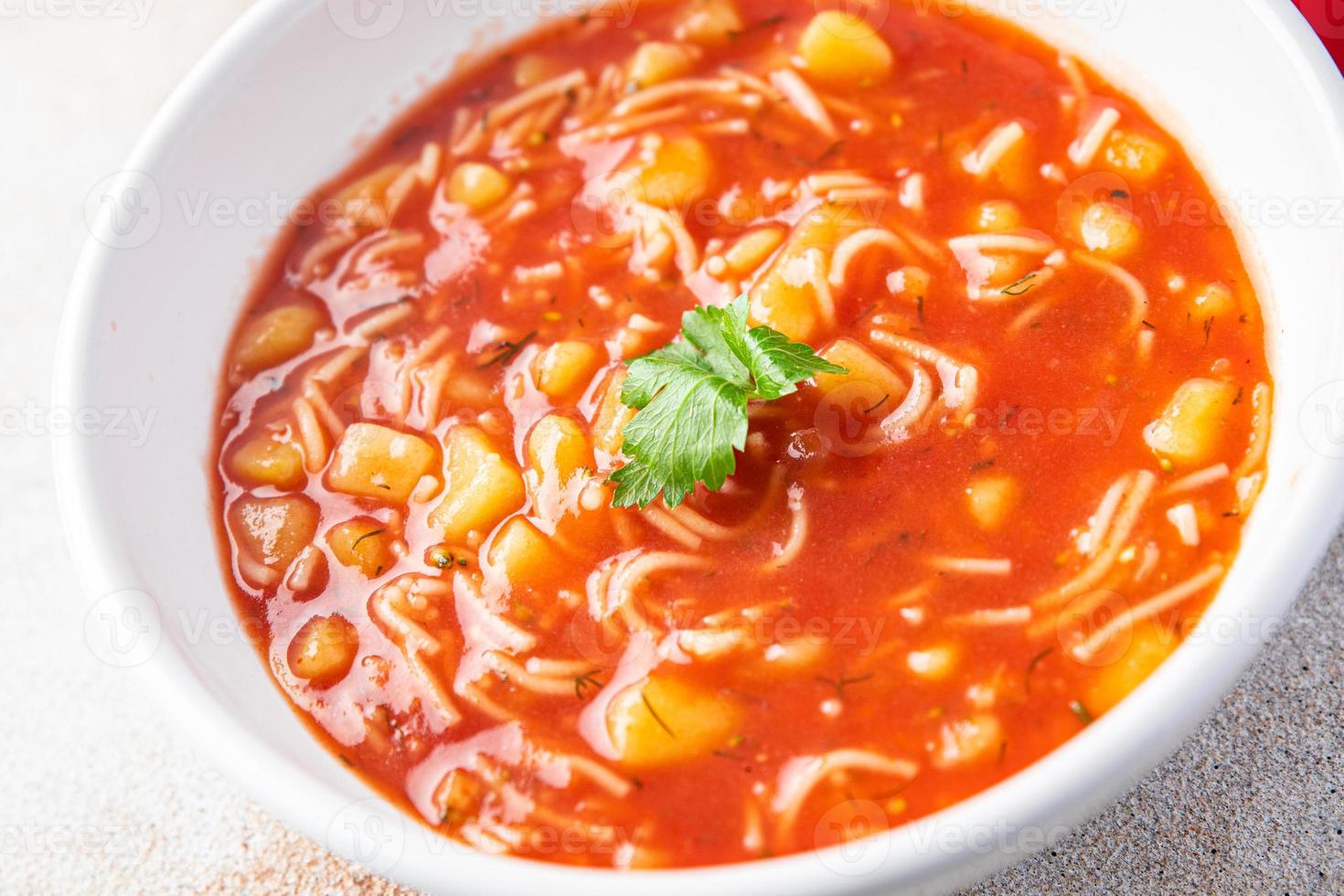 primeiro prato de sopa minestrone de tomate vermelho foto