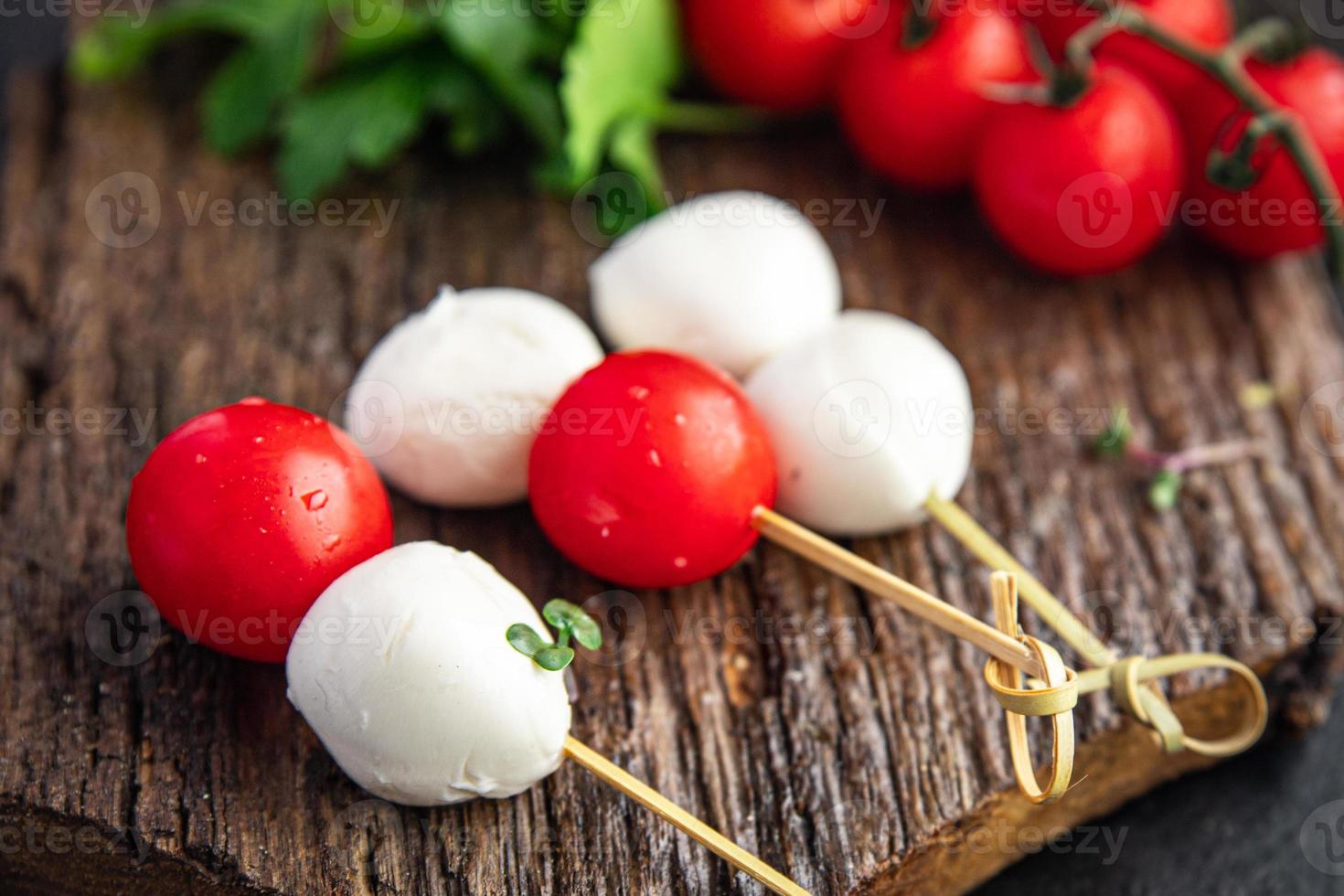 mussarela de canapés e salada caprese de tomate foto