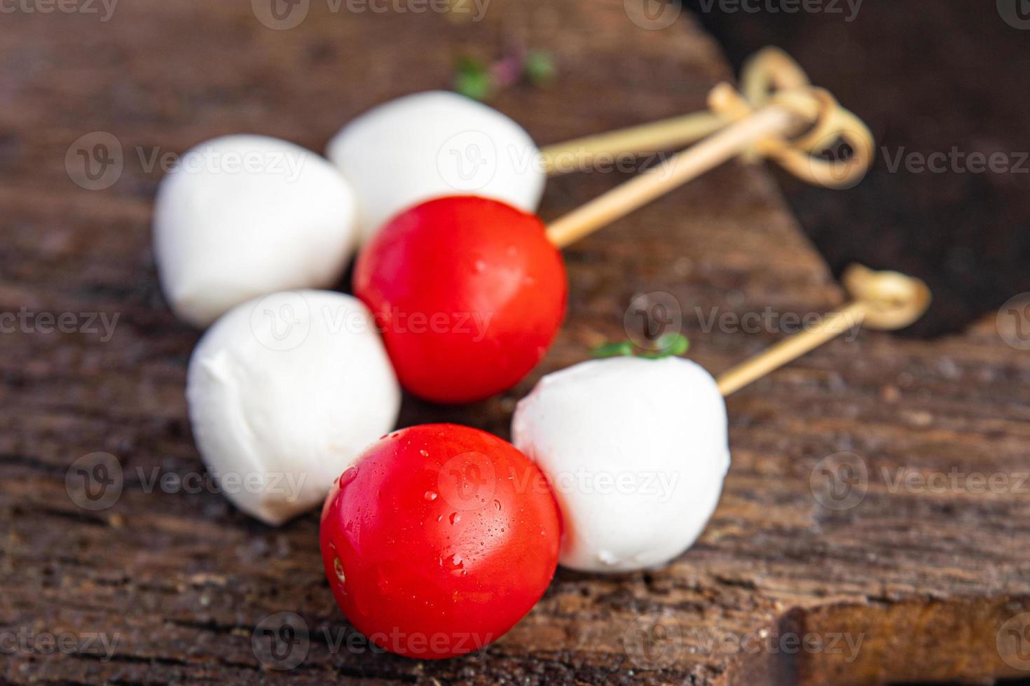 mussarela de canapés e salada caprese de tomate foto