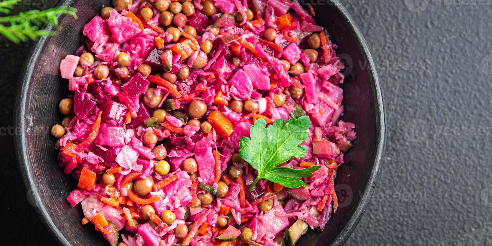 Salada de beterraba com vinagrete de vegetais foto