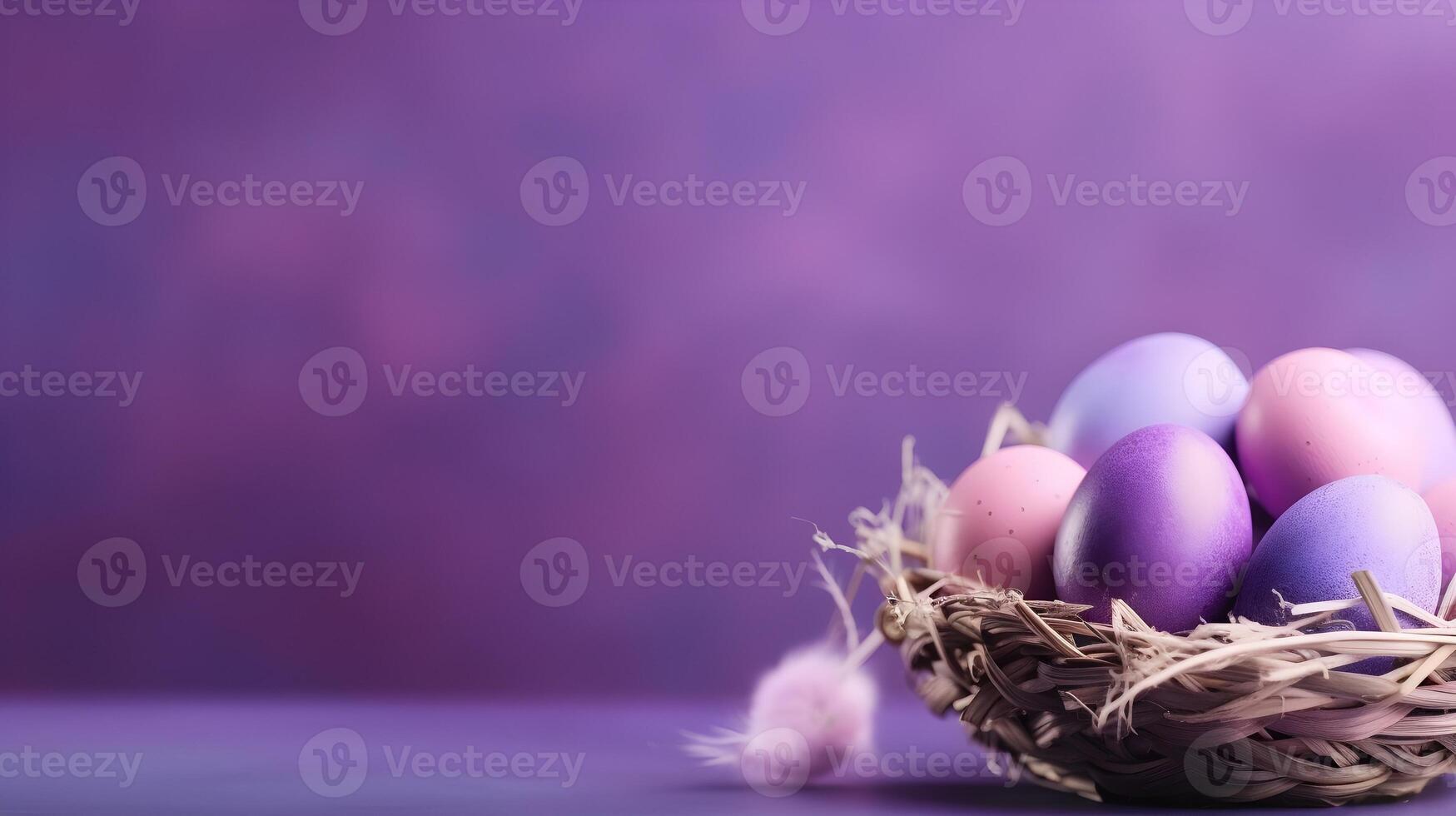 uma cesta do colorida ovos com copyspace em uma roxa fundo. Páscoa ovo conceito, Primavera feriado foto