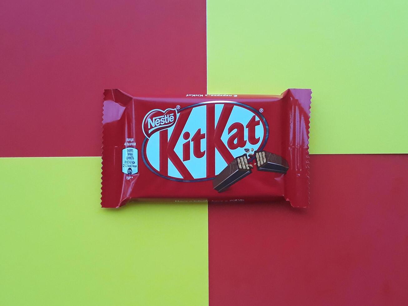 Kharkiv, Ucrânia - janeiro 2, 2021 kit Kat de aninhar chocolate coberto bolacha em brilhante cor foto