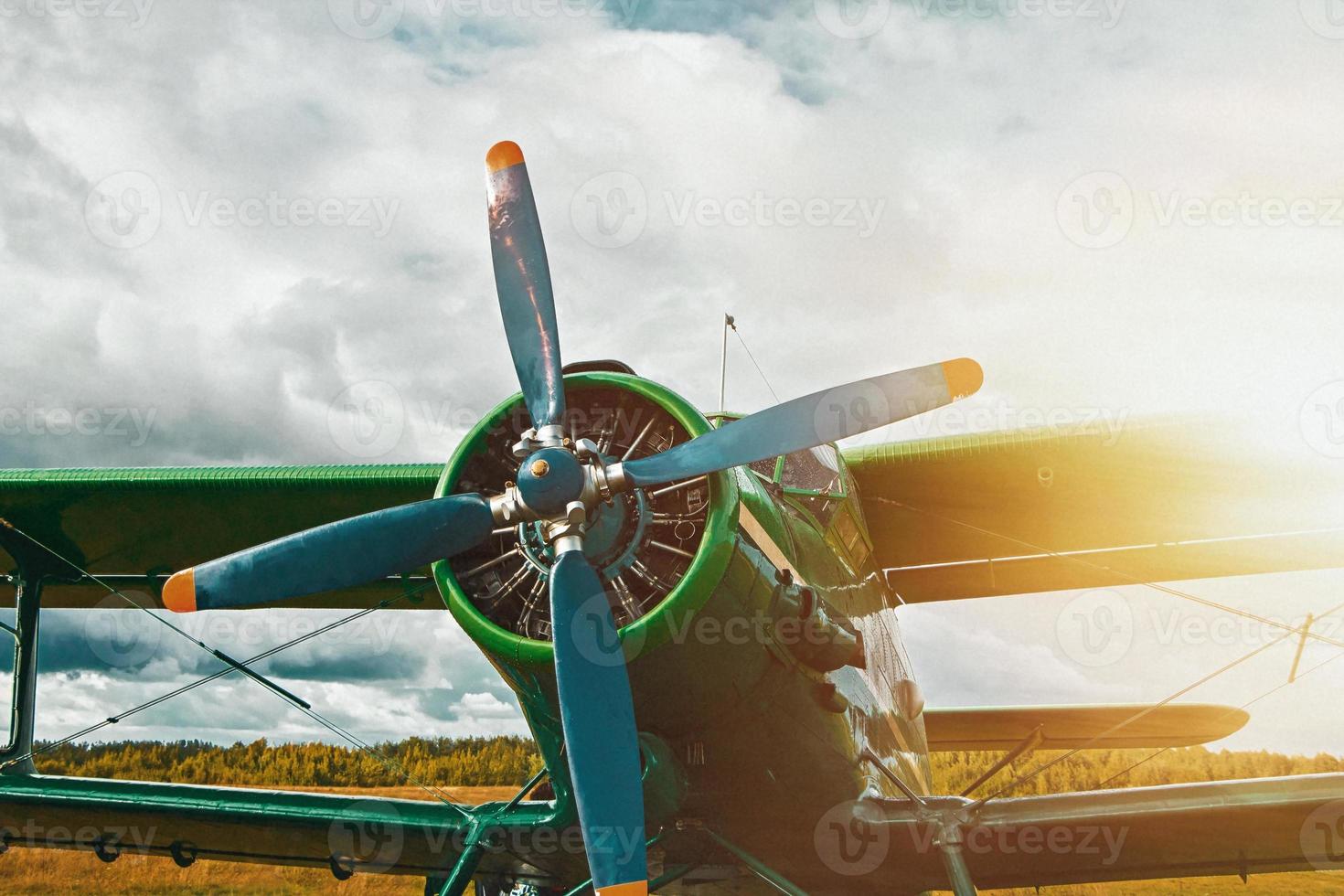 aeronave vintage se preparando para decolar no fundo de um céu tempestuoso foto