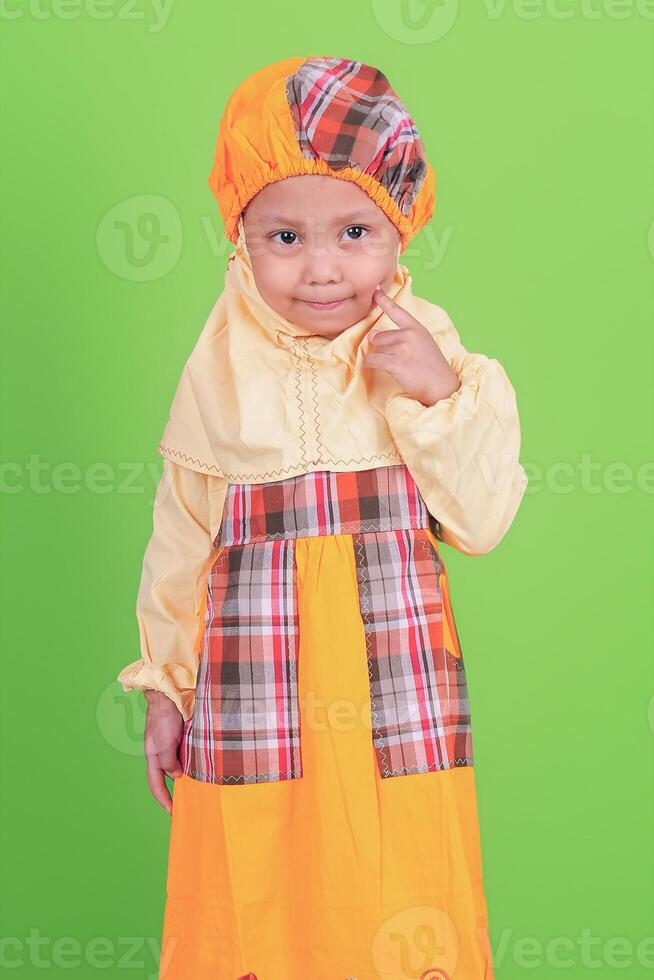 retrato do indonésio pequeno menina vestindo hijab vestir foto