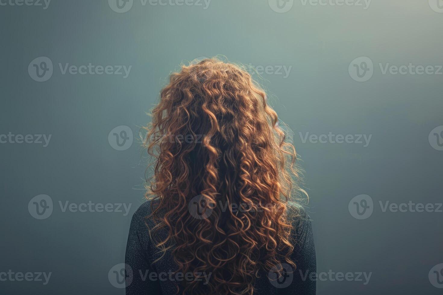 ai gerado jovem mulher com grandes encaracolado cabelo em cinzento fundo costas Visão foto