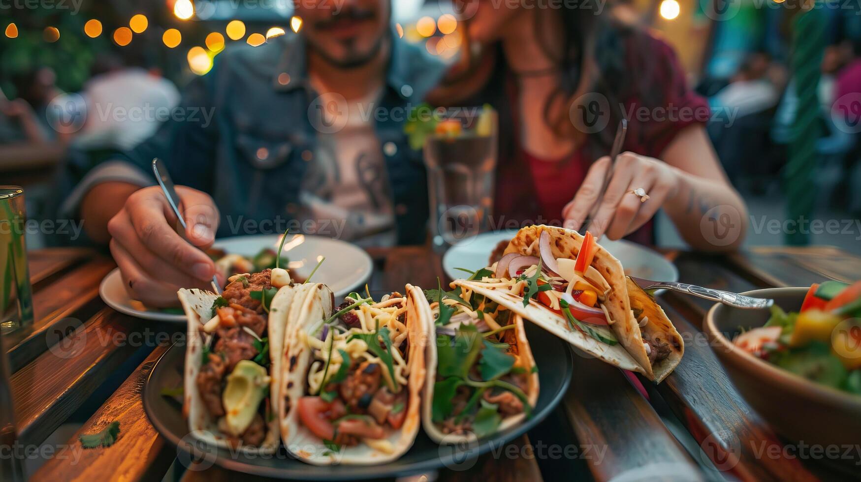 ai gerado casal desfrutando rua tacos às ao ar livre mexicano restaurante. foto