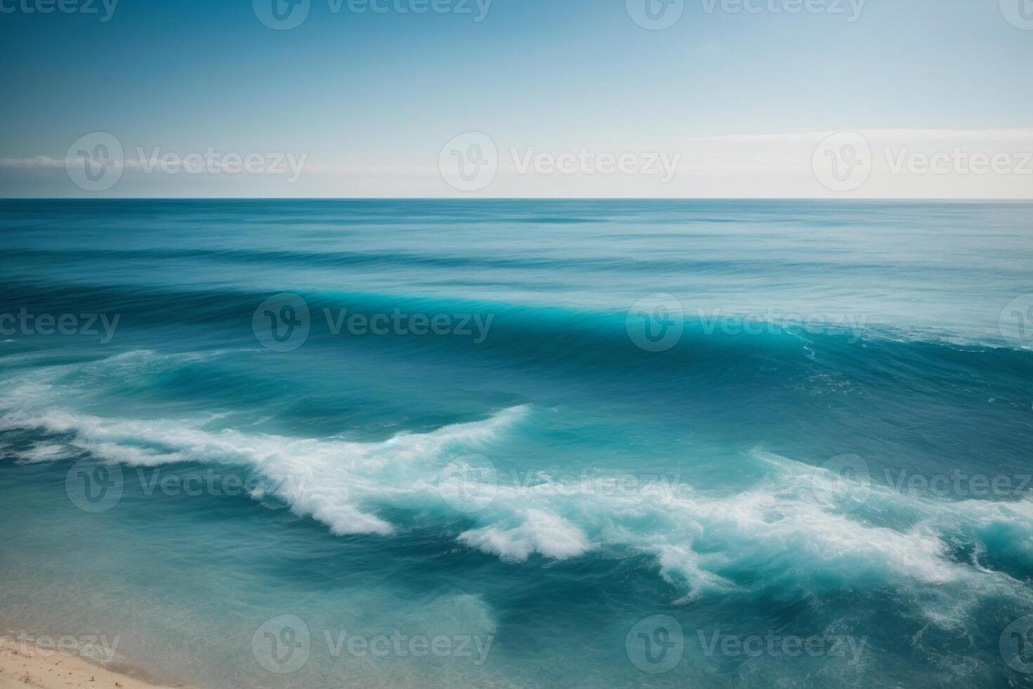 uma lindo de praia com ondas e azul céu foto