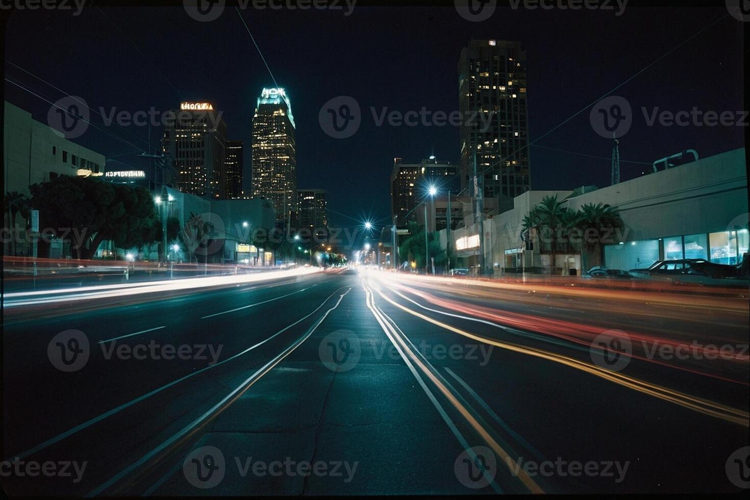 uma cidade rua às noite com luzes e carros foto