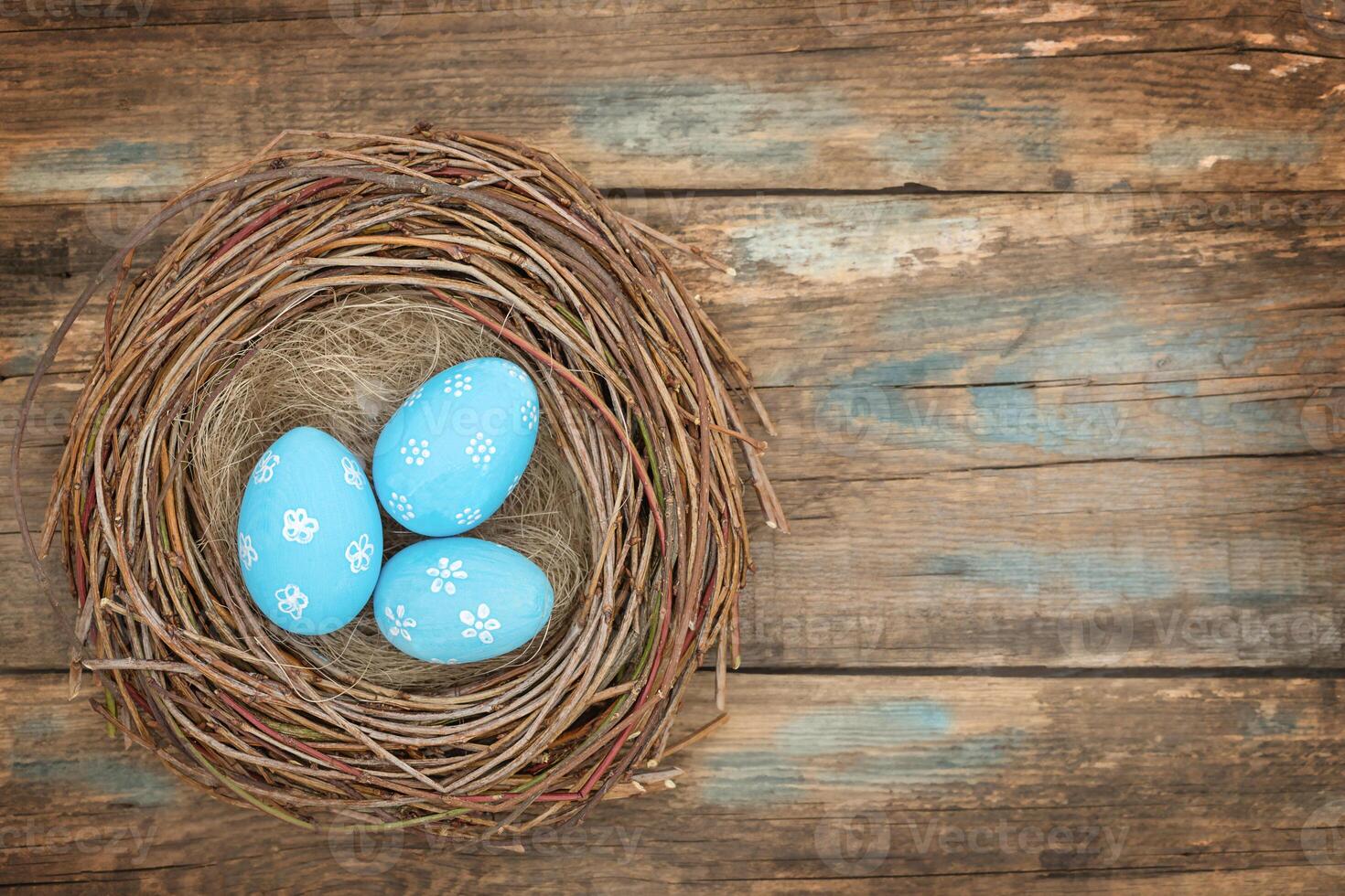 azul Páscoa ovos dentro pássaro ninho em de madeira fundo - topo Visão foto
