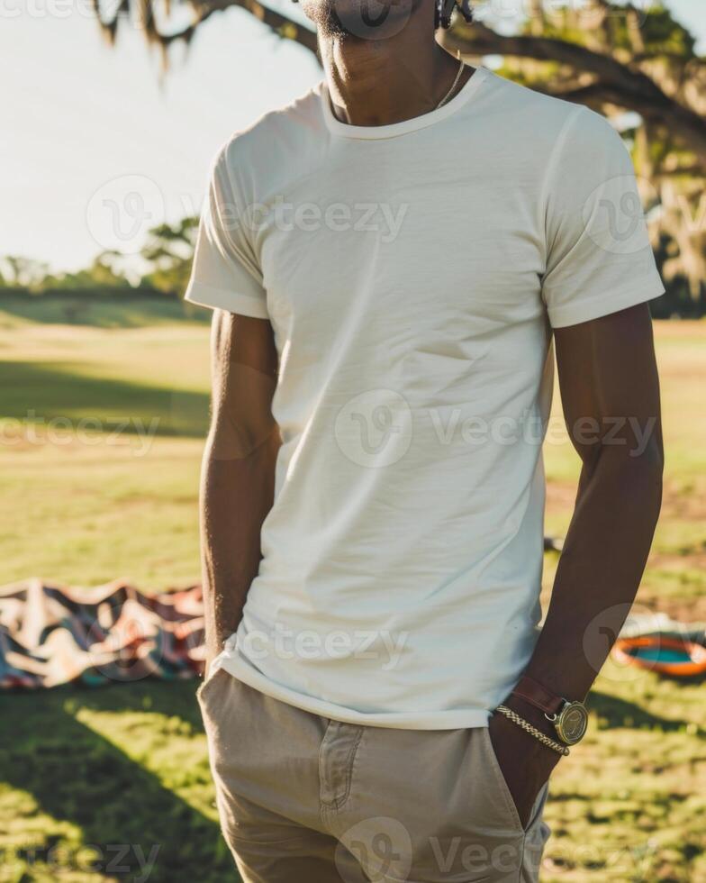 jovem adulto homem modelo dentro em branco branco t camisa para Projeto brincar foto