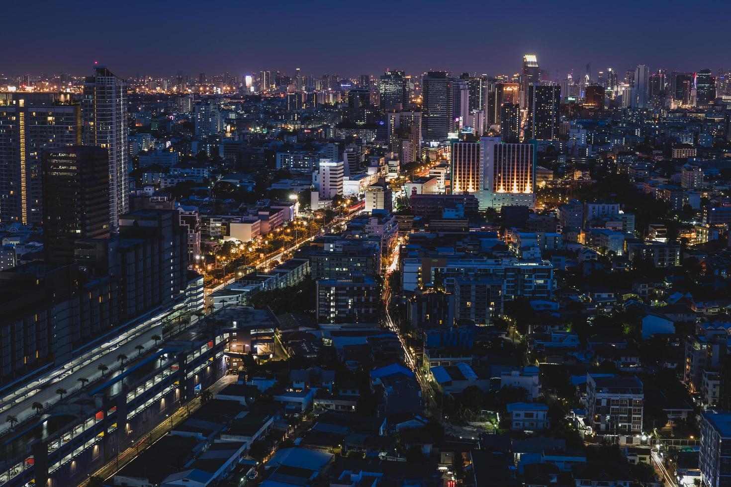 vista do telhado da cidade de Banguecoque à noite foto