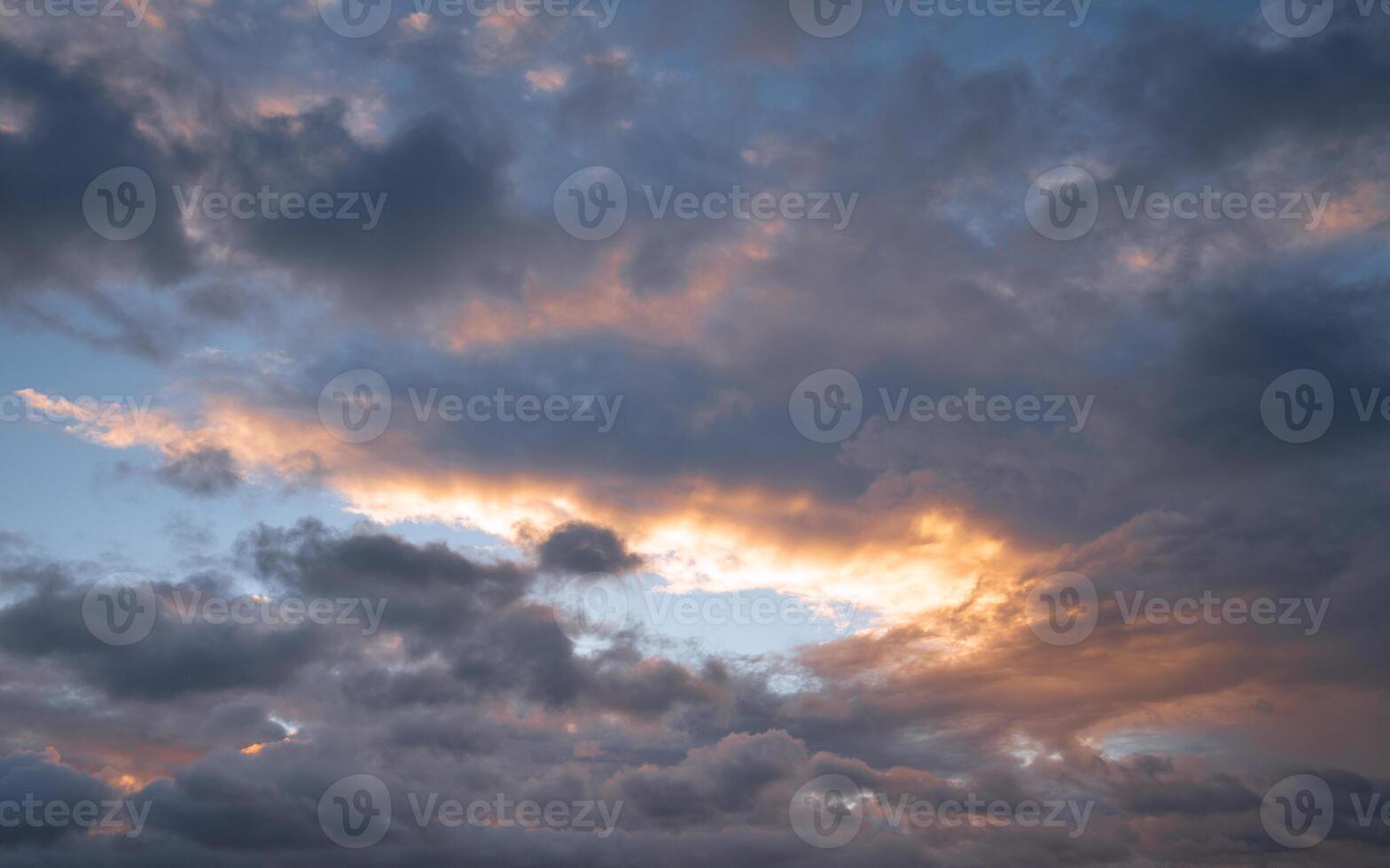 céu com nuvens dramáticas foto