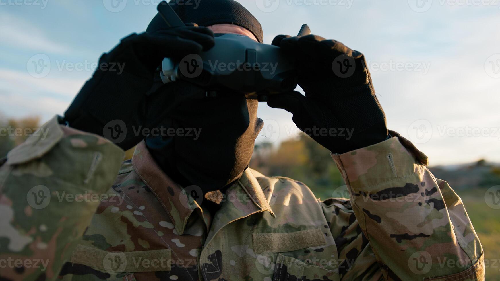 exército homem Kamikaze zangão piloto com vr fone de ouvido em dele cabeça foto