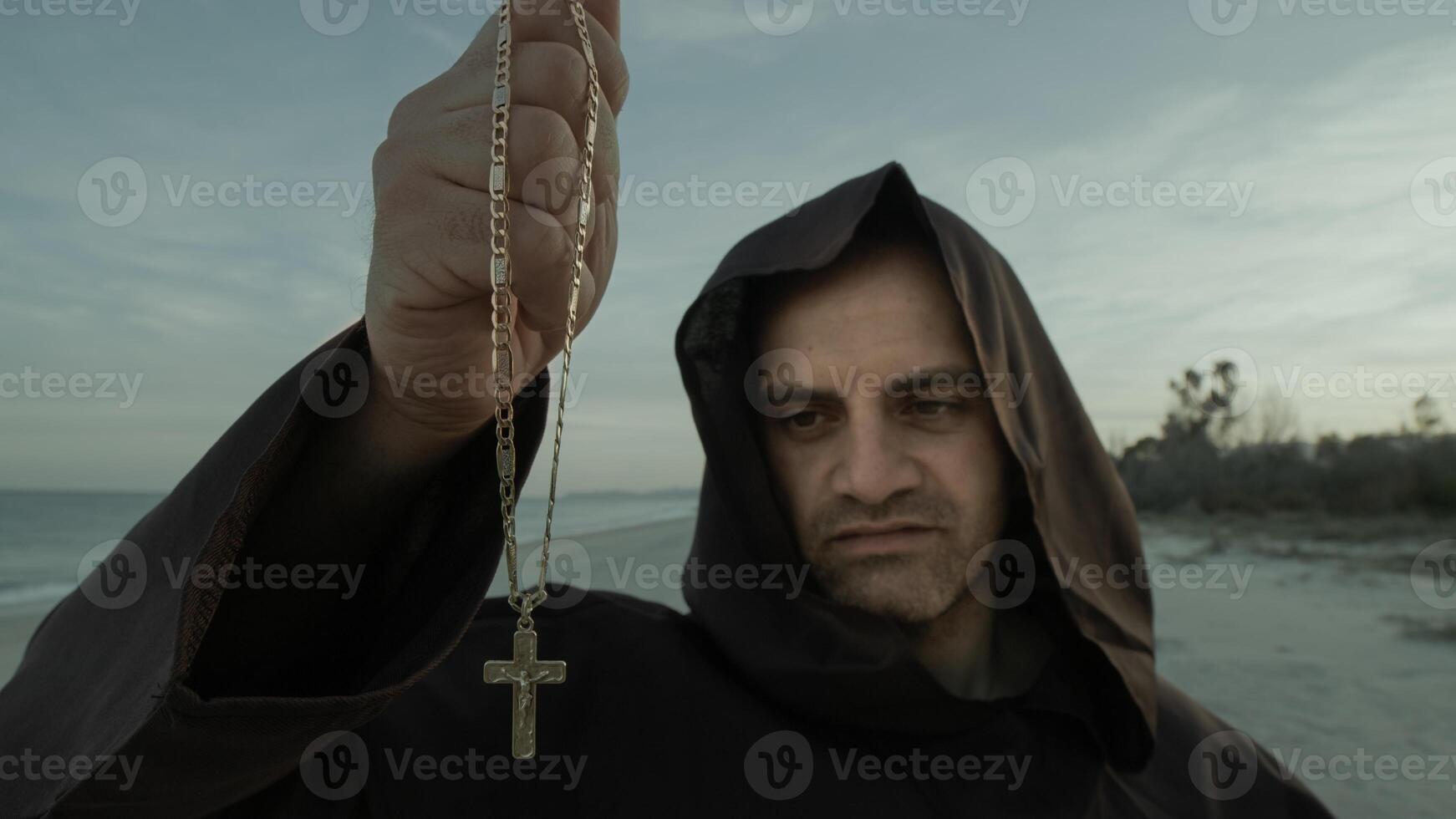 a religioso espírito do a piedosos com crucifixo dentro dele mão foto