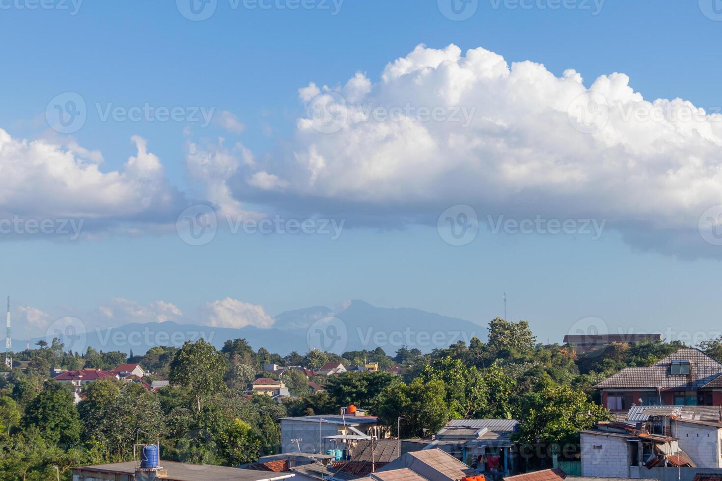 uma montanha Visão a partir de sacada dentro a manhã dentro uma residencial área dentro a subúrbio do Jacarta foto