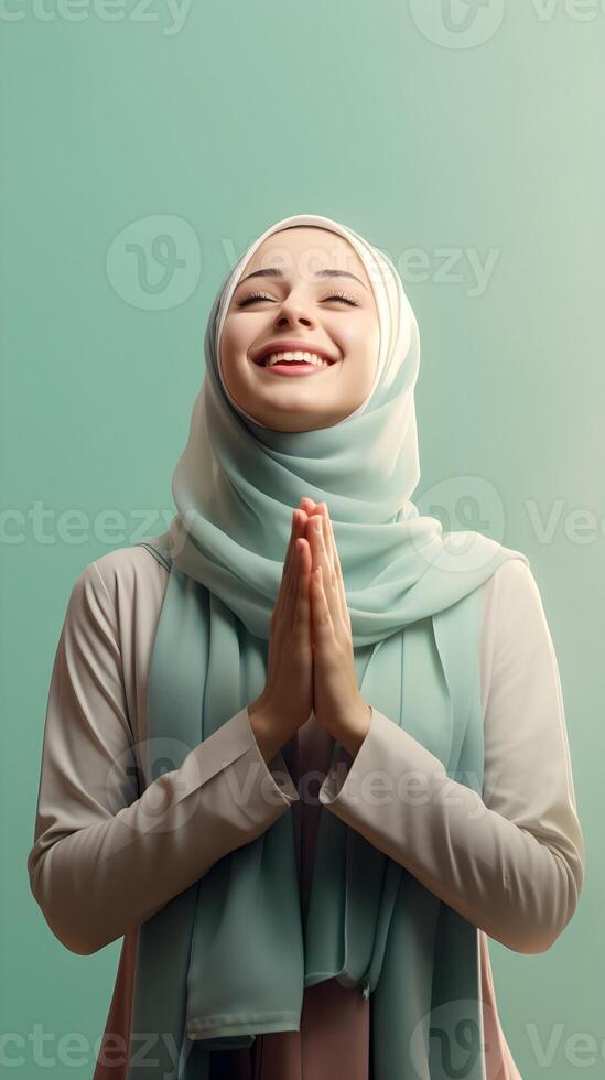 europeu mulher vestindo cachecol é Rezar e sorridente em verde fundo foto