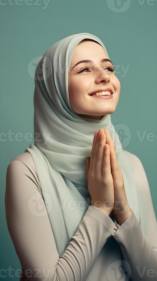 europeu mulher vestindo cachecol é Rezar e sorridente em verde fundo foto