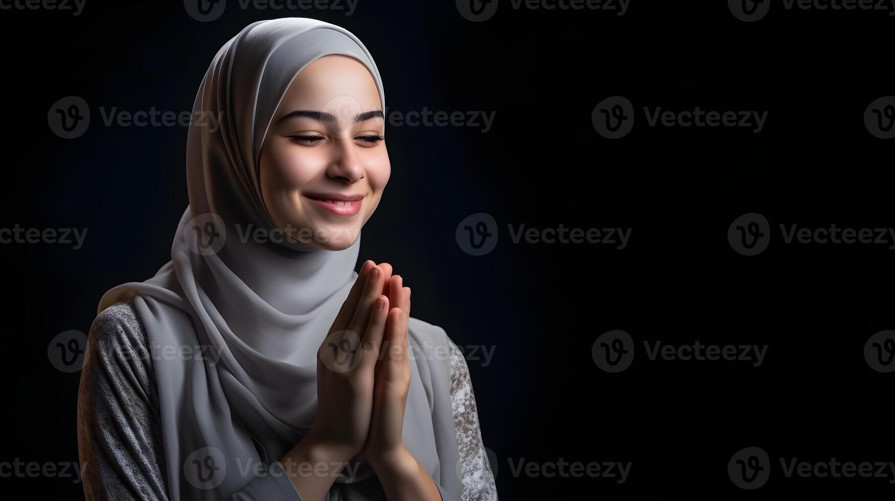 europeu mulher vestindo cachecol é Rezar e sorridente em Preto fundo foto