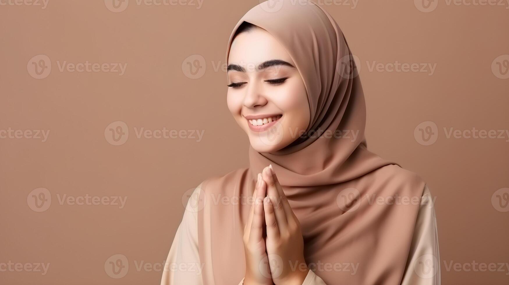 europeu mulher vestindo cachecol é Rezar e sorridente em Castanho fundo foto