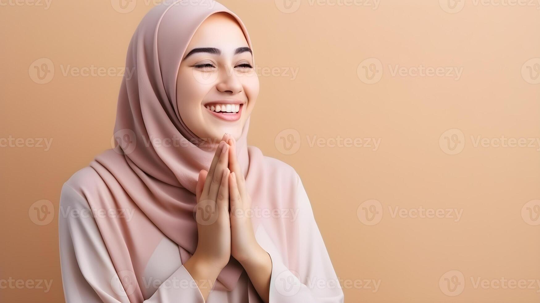 árabe mulher vestindo cachecol é Rezar e sorridente em Castanho fundo foto