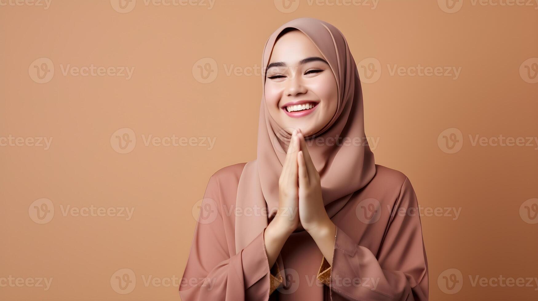 sudeste ásia mulher vestindo cachecol é Rezar e sorridente em Castanho fundo foto