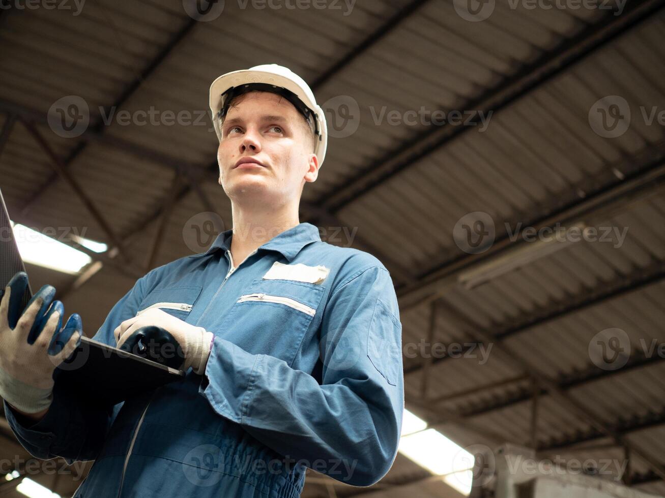 trabalho masculino homem pessoa pessoas humano branco capacete de segurança capacete segurança azul uniforme cópia de espaço engenheiro trabalhos trabalho fábrica fabricação construção tecnologia profissional empregado equipamento Verifica máquina foto