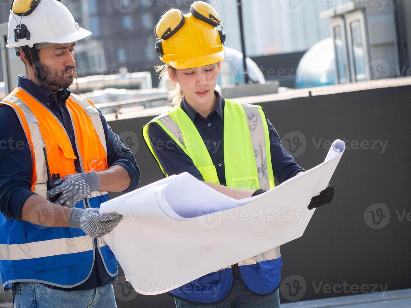 mulher homem fêmea masculino pessoa pessoas humano papel trabalhos projeto local trabalho em equipe cópia de espaço discussão tecnologia branco amarelo capacete de segurança capacete juntos pessoa de negócios grupo planejamento Gerente companhia local de trabalho foto