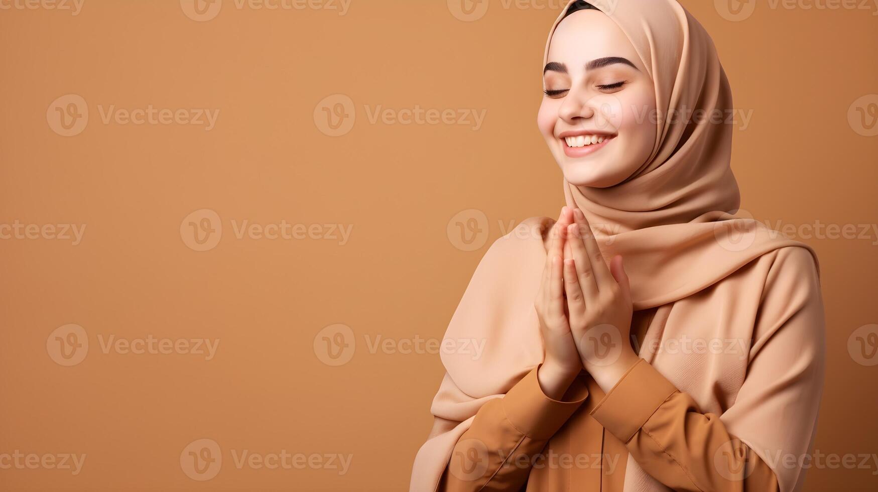 árabe mulher vestindo cachecol é Rezar e sorridente em Castanho fundo foto