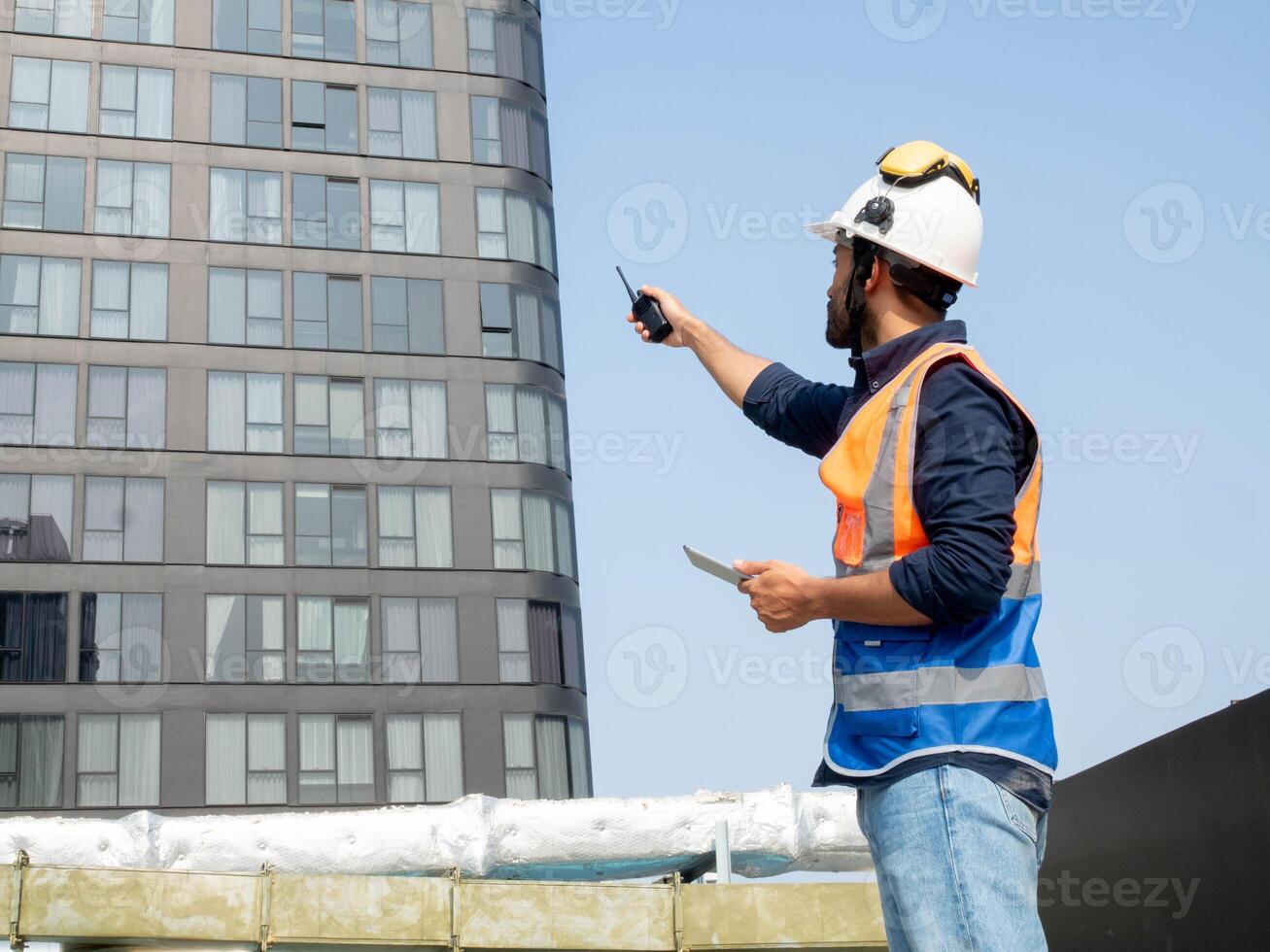 masculino homem pessoa pessoas traseiro apontando dedo alegre construção cidade urbano azul céu fundo cópia de espaço engenheiro construção trabalhos trabalho Gerente plano estratégia instalação arquitetura capataz projeto foto