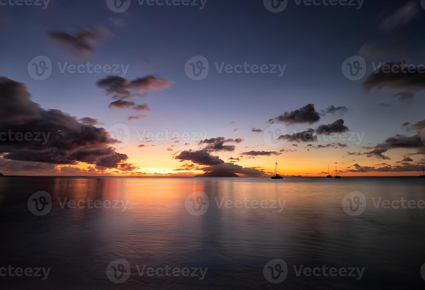 a Sol configuração sobre a oceano com pedras dentro a primeiro plano foto